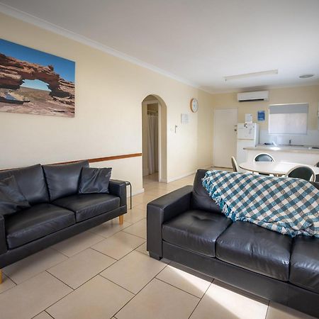 Api Pelican Beach Front Apartments 칼바리 외부 사진