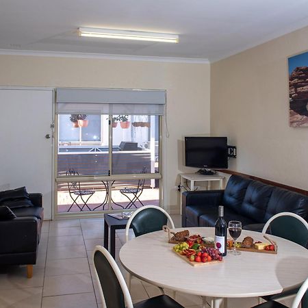 Api Pelican Beach Front Apartments 칼바리 외부 사진