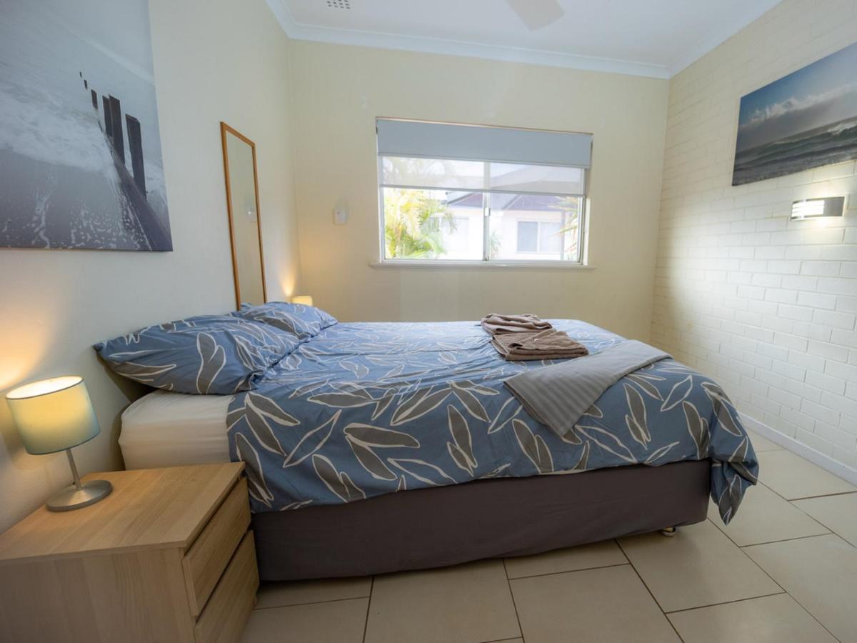 Api Pelican Beach Front Apartments 칼바리 외부 사진