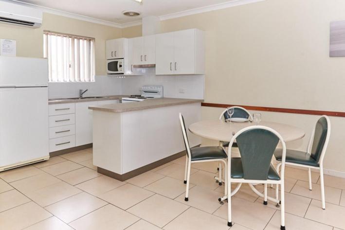 Api Pelican Beach Front Apartments 칼바리 외부 사진