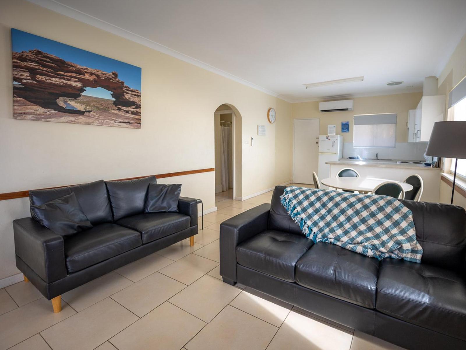 Api Pelican Beach Front Apartments 칼바리 외부 사진