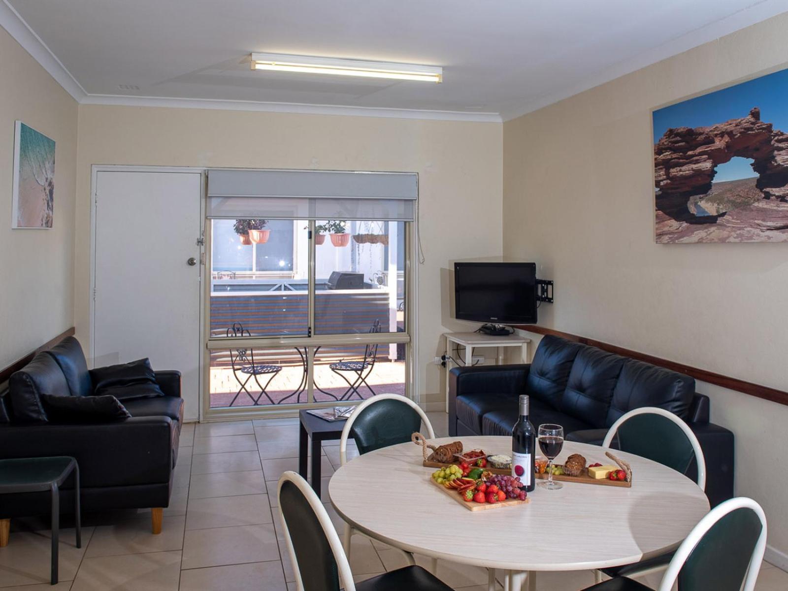 Api Pelican Beach Front Apartments 칼바리 외부 사진
