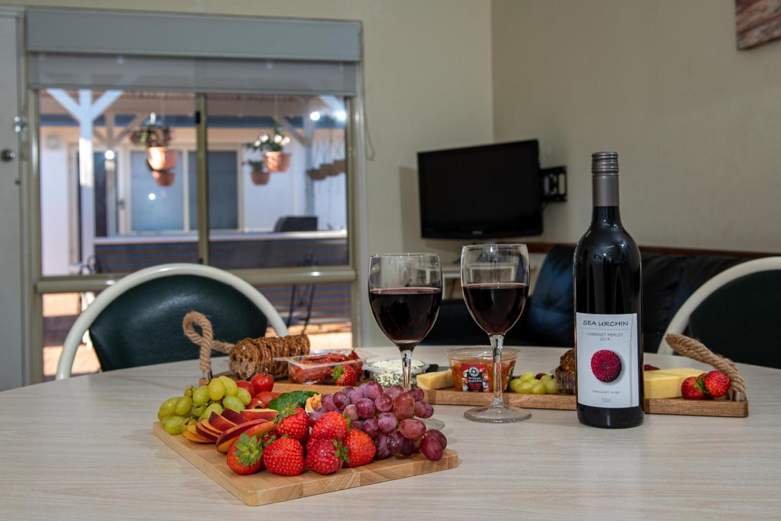 Api Pelican Beach Front Apartments 칼바리 외부 사진