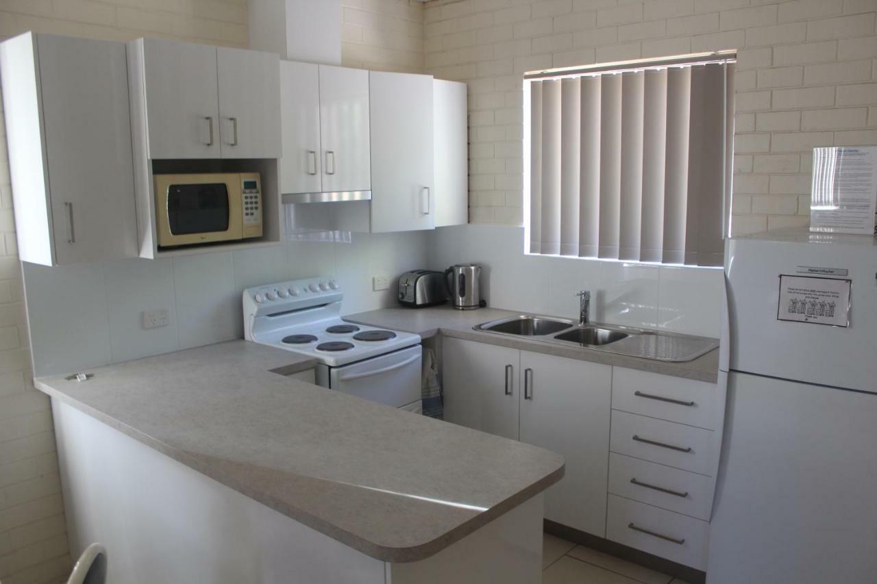 Api Pelican Beach Front Apartments 칼바리 외부 사진